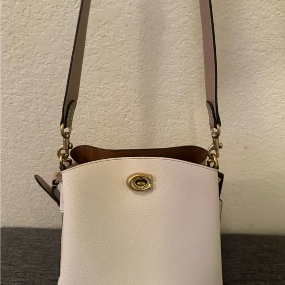Elegant Coach Cream Bag - Picture 6 of 6